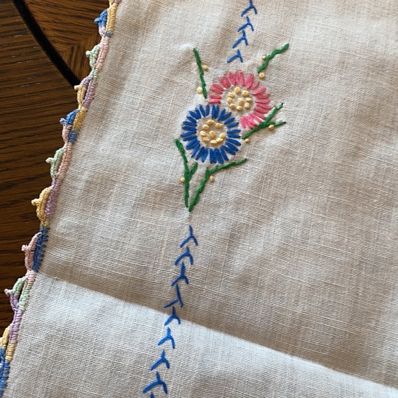 Vintage hand embroidered table runner - Picture 3 of 6